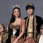 Asri Welas Pamer Gaya Anggun dan Seksi Bersama Tiga Putra, Dua Look Memukau dalam Strapless Dress