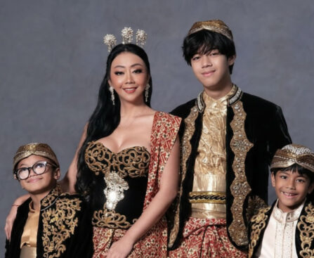 Asri Welas Pamer Gaya Anggun dan Seksi Bersama Tiga Putra, Dua Look Memukau dalam Strapless Dress