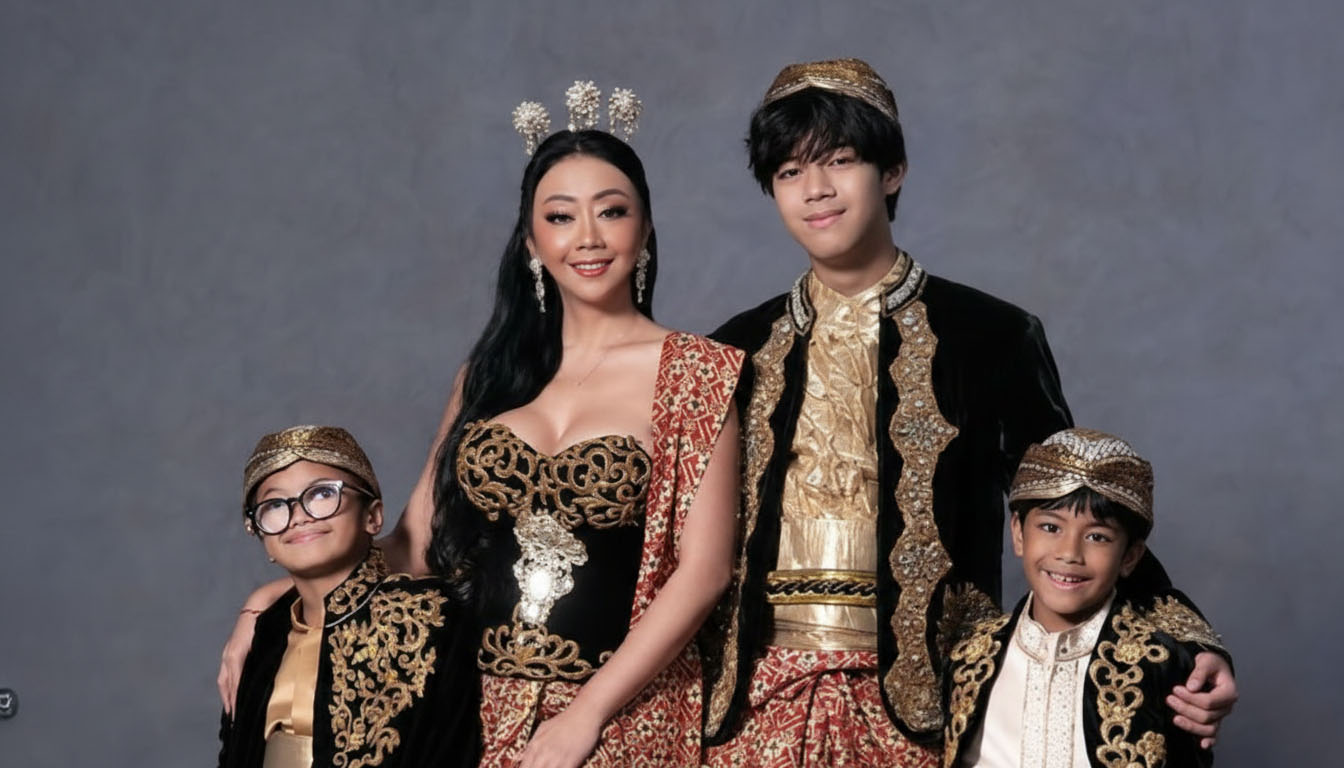 Asri Welas Pamer Gaya Anggun dan Seksi Bersama Tiga Putra, Dua Look Memukau dalam Strapless Dress